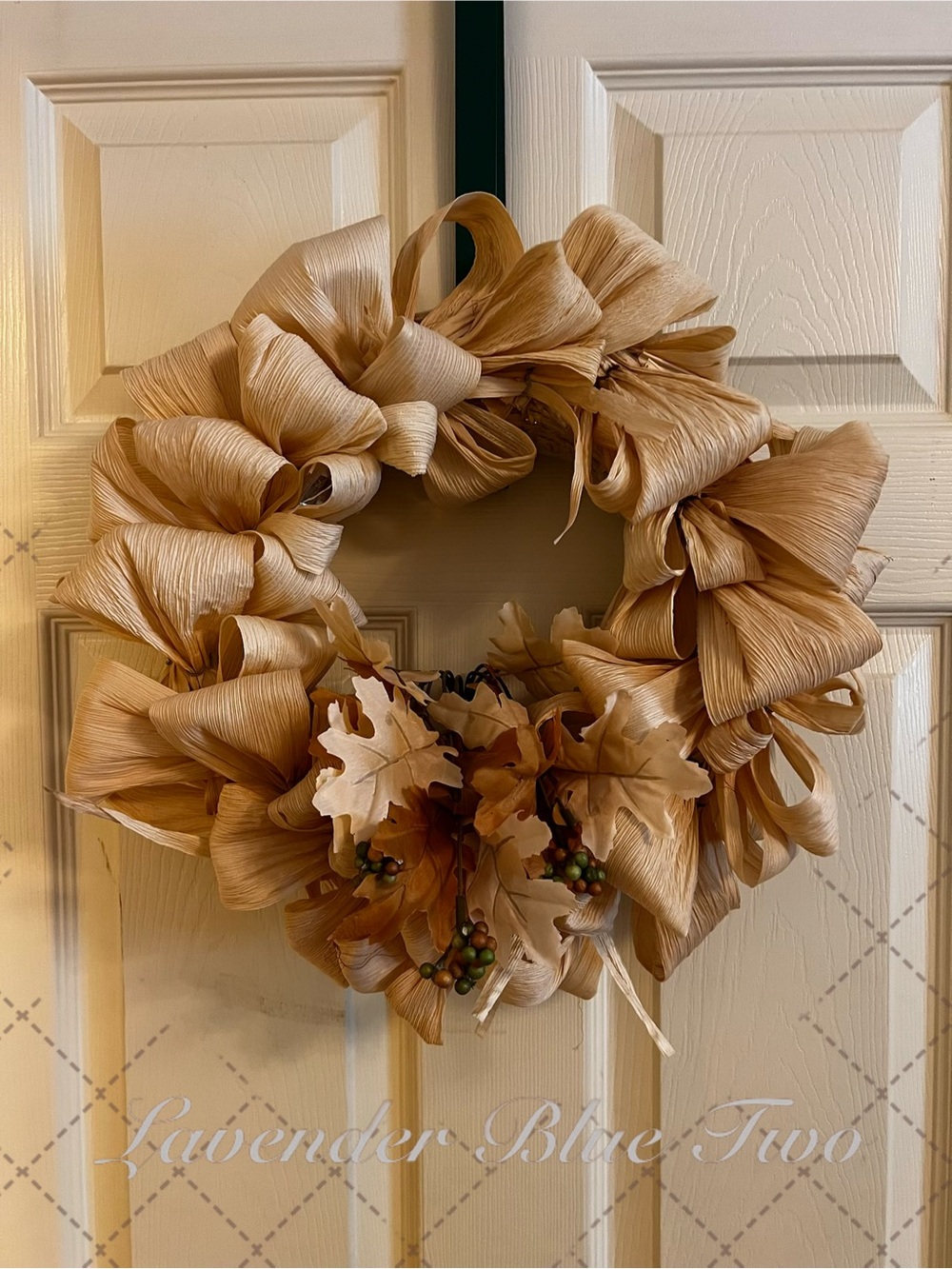 HANADE Neutral Toned Decorative Autumn 17” Wreath Curled Corn Husks Berry & Oak